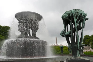 Springvand og "Girl in a Tree"-skulptur i Frogner Park, Oslo, Norge (bronze)