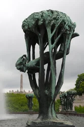 Pige i et træ, skulptur i Frogner Park, Oslo, Norge (bronze)