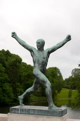 Glad mandsskulptur i Frogner Park, Oslo, Norge (bronze)