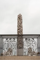 Smedejernsporte "Nøgne mænd" og "People Monolith" lavet af granit i Frogner Park, Oslo, Norge (foto)
