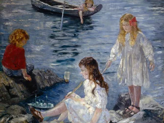Piger leger på stranden