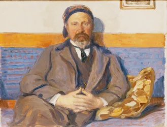 Et portræt af kunstnerens mand George Pauli siddende på en sofa,
