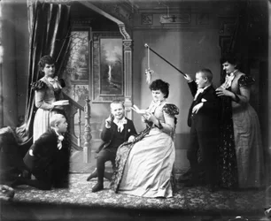 Hannah Maynard og hendes barnebarn Maynard McDonald i flere positurer på et sammensat foto, ca. 1895 (bw-foto)