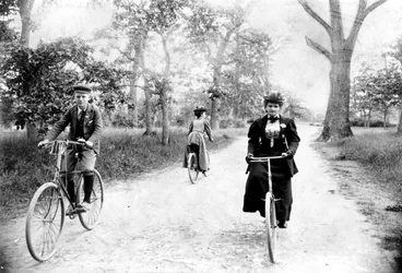Maynard MacDonald og hans bedstemor, Hannah Maynard, på cykel i Beacon Hill Park, Victoria, ca. 1895
