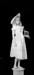 Statuar fra Livet; Pige der holder fuglebur, ca. 1890 (bw-billede)
