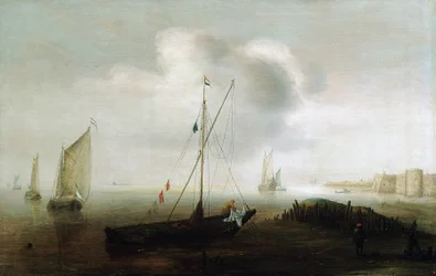 En fiskerbåd, der bærer det hollandske flag, sejler ned, nær kysten, en figur på båden, iført en gul regnfrakke, manipulerer med sejlet