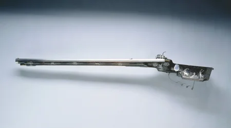 Wheel-Lock Jagtrifle, midten af 1600-tallet (stål, lakeret træ (valnød) skaft dekoreret med indlagt sølvtråd og applikationer)