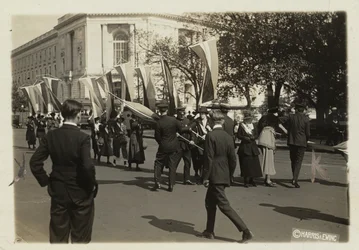 Politiet beslaglægger suffragisters bannere, før de når frem til det amerikanske senat