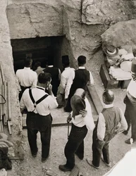 En fest, der går ned ad trappen til Tutankhamons grav, Kongernes Dal