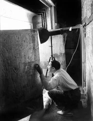 Opdagelse af farao Tutankhamons grav i Kongernes Dal (Ægypten): Howard Carter ser gennem dørene til den anden helligdom, 4. januar