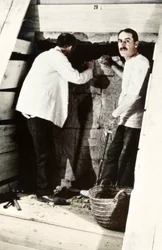 Howard Carter og en kollega udgraver en grav i Kongernes Dal, Egypten, 1922