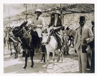 Lady Ribblesdale og hr. Stephen Vlasto ankommer på æsler til Tutankhamons grav i Kongernes Dal
