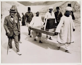 Fjernelse af den forgyldte helligdom fra Tutankhamons grav, Kongernes Dal (gelatine sølvtryk)