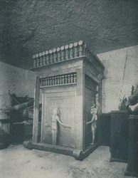 Rigt udskåret canopisk helligdom glitrende med guld, c1935