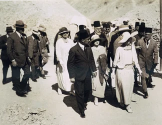 Belgiernes dronning (i midten foran) Lord Allenby (yderst til venstre) og Lady Allenby nærmer sig indgangen til Tutankhamons grav, Kongernes Dal