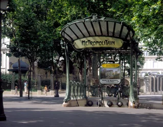 Udsigt over Abbesses-metroindgangen af H. Guimard, arkitekt, i Paris