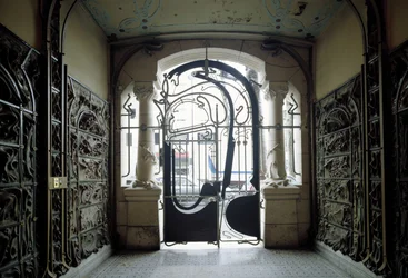 udsigt over indgangsporten til Castel Beranger beliggende på 14, rue de la Fontaine i det 16. arrondissement i Paris (foto)