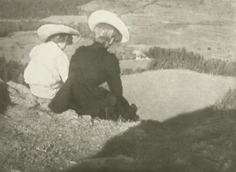 Marker i Birgitz (Hans og Mary siddende), ca. 1908 (gummi bikromat tryk)