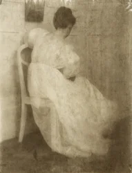 Mary Warner på en hvid stol, ca. 1910 (gummi bikromat over platintryk)