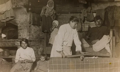 Første Verdenskrig: Ukraine i årene 1914-1916 under den tyske hærs invasion. Familie inde i et hus