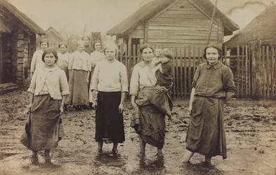 Første Verdenskrig: Ukraine i årene 1914-1916 under den tyske hærs invasion. Portræt af en gruppe kvinder med børn