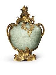 En af et par Louis XV stil vaser og betræk, holdere dateret 1883, porcelæn sent attende - begyndelsen af det nittende århundrede (ormolu-monteret kinesisk celadon porcelæn)
