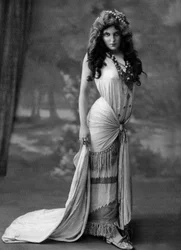 Den franske skuespillerinde Christiane Mancini som Aiescha i skuespillet "Les hommes de proie", Champigny, Frankrig, foto af Henri Manuel fra det franske blad "Le Theatre" september 1907