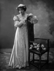 Den franske komiker Lilian Greuze som Solange de Mautpre i skuespillet "Les bouffons", foto af Henri Manuel fra det franske blad "Le Theatre" marts 1907
