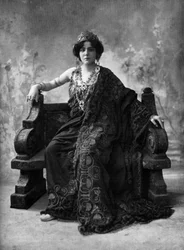 Den franske sopran Suzanne Brohly som Clytemnestre i operaen "Iphigenie en Aulide", Paris, foto af Henri Manuel fra det franske blad "Le Theatre" april 1908