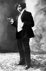 Den franske forfatter Colette (1873-1954) iført herredragt og rygende, fotograferet af Henri Manuel, ca. 1909