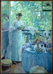 Madame O. på balkonen En ung kvinde læser en bog i et borgerligt interiør, bordet serveres til morgenmad. Maleri af Henry Ottmann