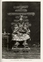 Portræt af kong Dong Khanh (1864-1889) kejser af Annam, i ceremoniel kostume. Gravering af Thiriat, for at illustrere historien "" Trente mois au Tonkin"" af Dr. Charles Edouard Hocquard (1853-1911), i 1885, i Le tour du monde, nouveau journal des voyages