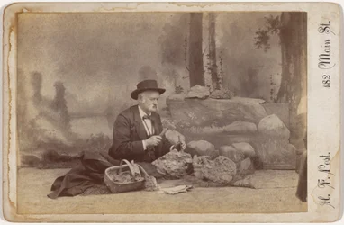 "Dominic Parsons på jagt efter fossiler", ca. 1896 (foto)