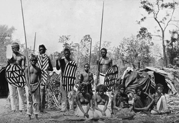 Et parti af indfødte Queensland, der bar spyd og skjolde, 1902