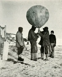 Dr. Simpson sender en ballon op, 1911, 1913
