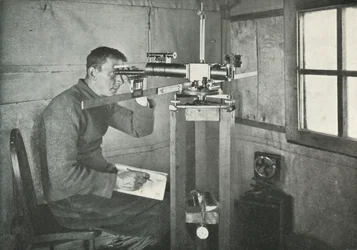 Dr. Simpson ved Unifilar Magnetometer, 1911, 1913