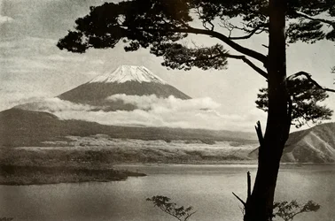 Fuji froma Motosu, 1910.