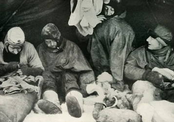Medlemmer af Polarpartiet kommer ind i deres soveposer, c1911, 1913.