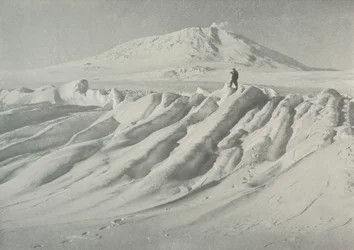 Mount Erebus over et vandslidt isbjerg, oktober 1911, 1913