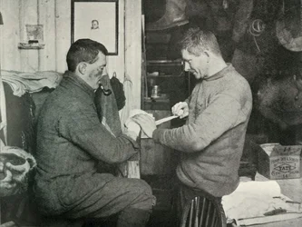 Underofficer Evans binder Dr. Atkinsons Hand, 5. juli 1911, 1913