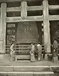 Den store klokke ved Chio-In-templet, 1910.