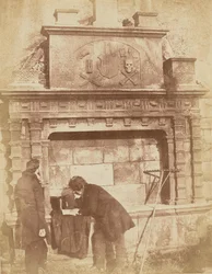 [D.O.Hill og en ven ved Bethune-monumentet, Greyfriars, Edinburgh].