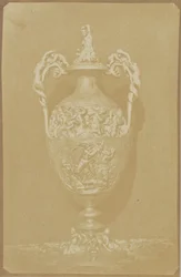 [Udsmykket vase med håndtag]