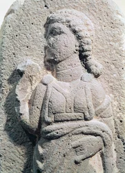 Relief forestillende en hetitisk kvinde i traditionel dragt, fra Syrien, ca. 1300-1200 f.Kr.