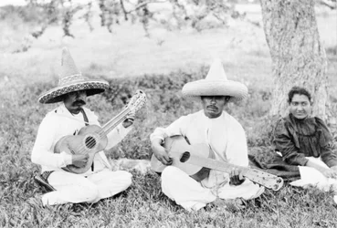Mexicanske musikere spiller på guitarer, ca. 1920 (s/h-foto)