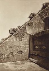 Mexico: San Juan Teotihuacan, skulpturer af trapperne i Quetzalcouatls pyramide i midten af citadellet, vestlig facade (s/h-foto)