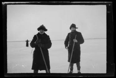 Arne Homén og Guido Simberg på ski på isen