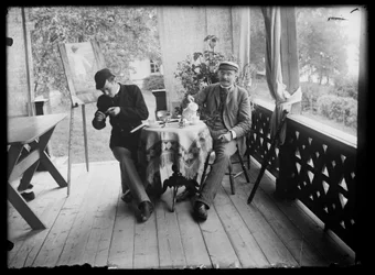 Hugo og Julius Simberg på Niemenlautlawas veranda