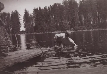 Børn flyder på en legebåd på Niemenlauta
