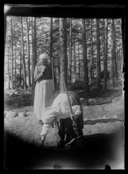 Modeller af maleriet Broom Grannies i Niemenlauta